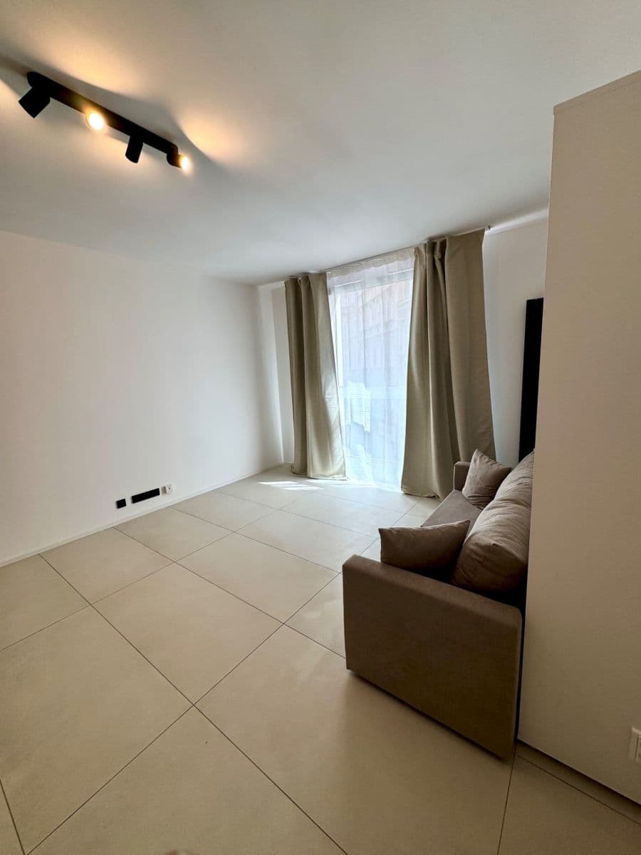 Prenájom bytu 1-izbový 29 m², Krymská, Praha, Praha Prenájom bytu 1-izbový 29 m², Krymská, Praha, Praha
