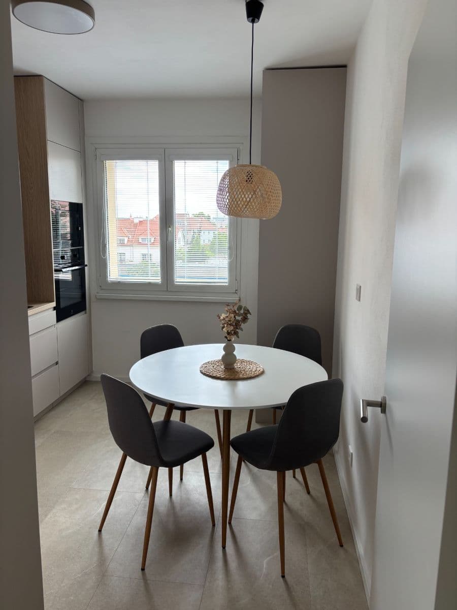 Prenájom bytu 3-izbový 70 m², Blažíčkova, Praha, Praha Prenájom bytu 3-izbový 70 m², Blažíčkova, Praha, Praha