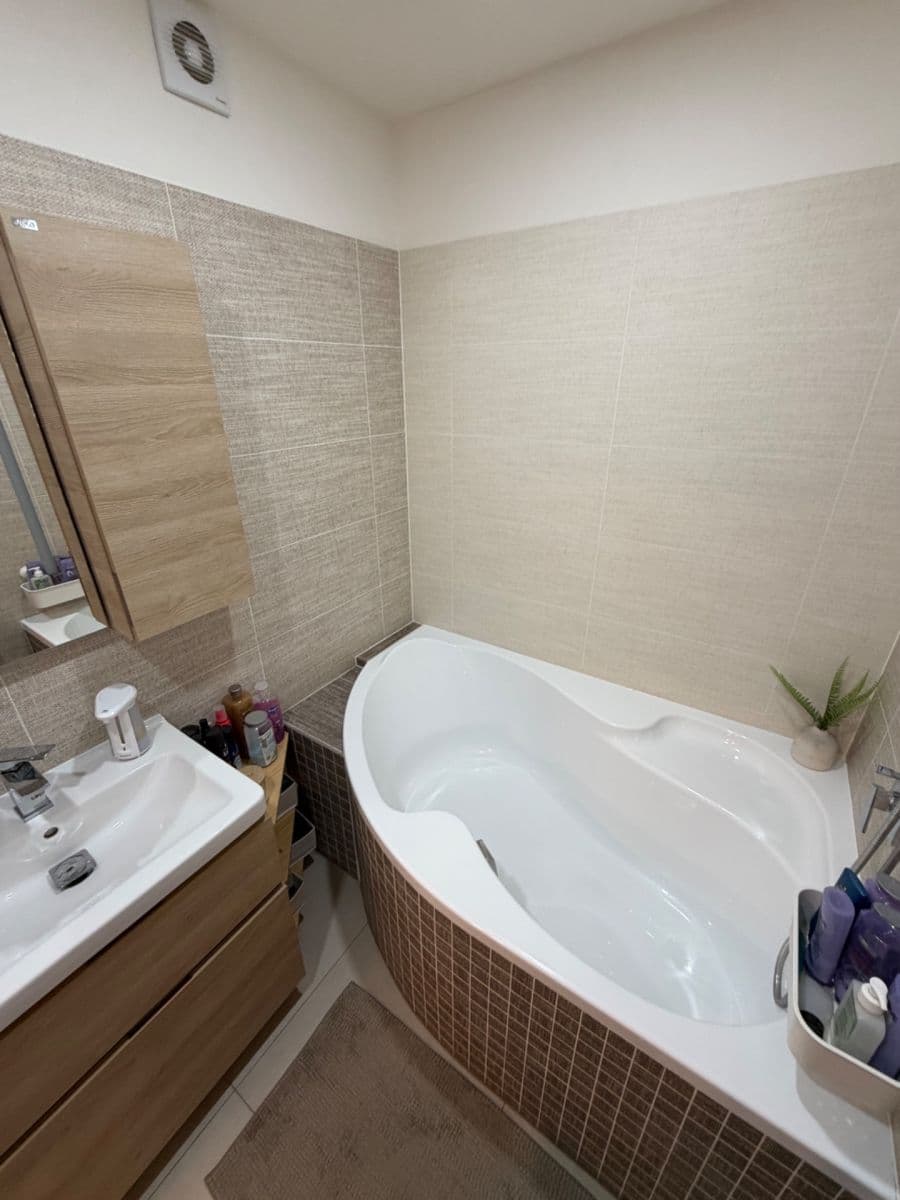 Prenájom bytu 3-izbový 61 m², Feřtekova, Praha, Praha Prenájom bytu 3-izbový 61 m², Feřtekova, Praha, Praha