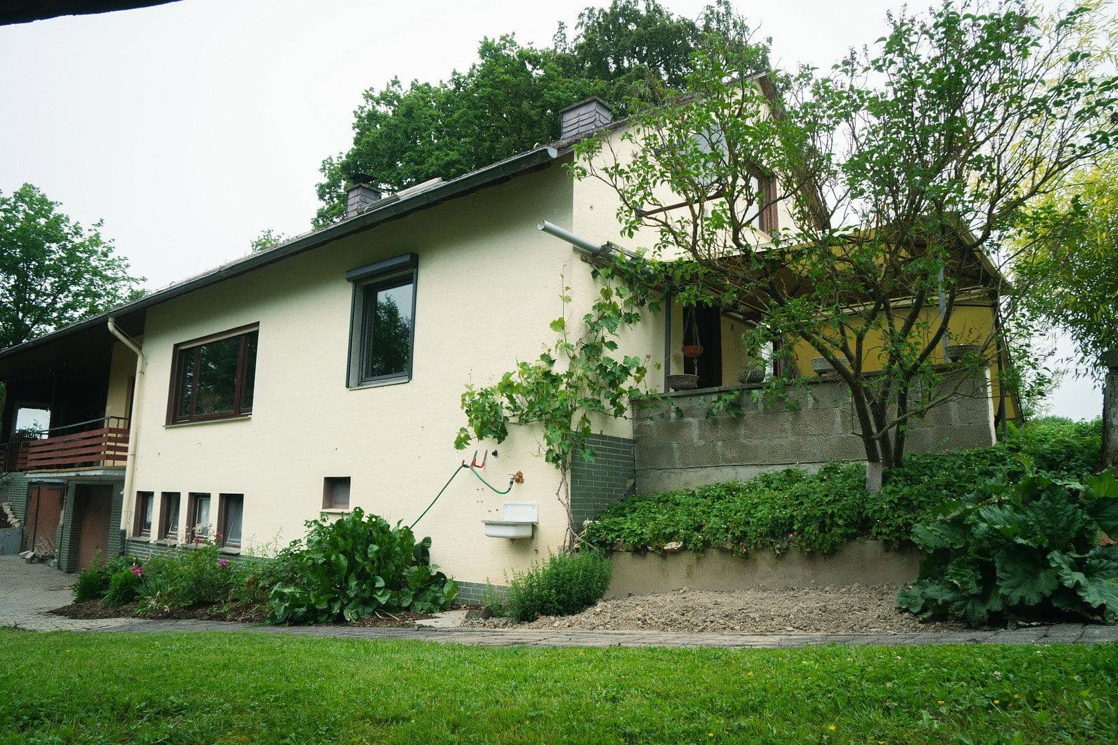 Predaj domu 120 m², pozemek 14.446 m², Simmern/Hunsrück, Porýnie-Falcko Predaj domu 120 m², pozemek 14.446 m², Simmern/Hunsrück, Porýnie-Falcko