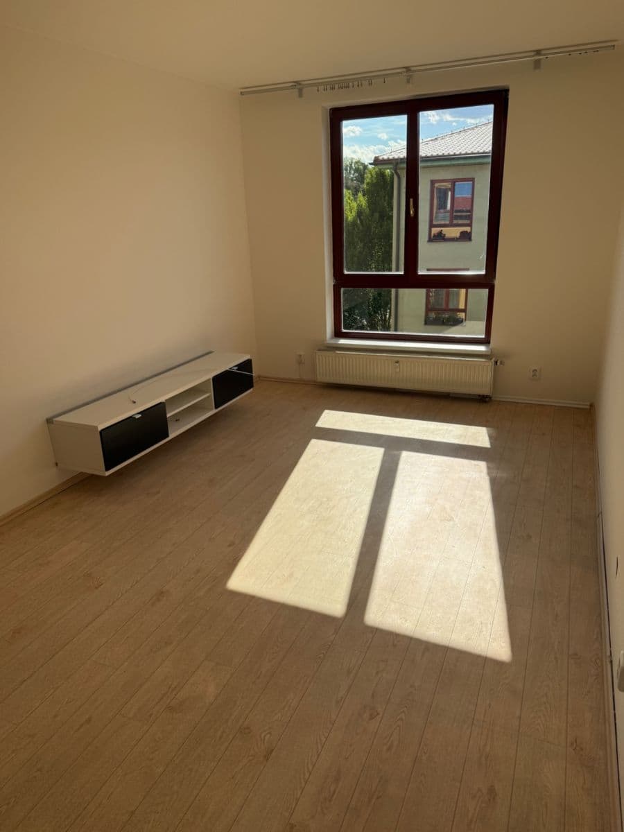 Prenájom bytu 2-izbový 44 m², Zimní, Hostivice, Středočeský kraj Prenájom bytu 2-izbový 44 m², Zimní, Hostivice, Středočeský kraj