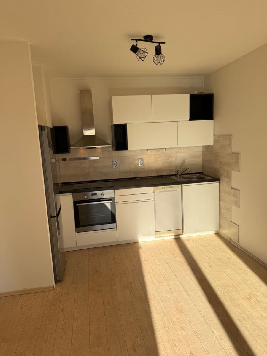 Prenájom bytu 2-izbový 44 m², Zimní, Hostivice, Středočeský kraj Prenájom bytu 2-izbový 44 m², Zimní, Hostivice, Středočeský kraj