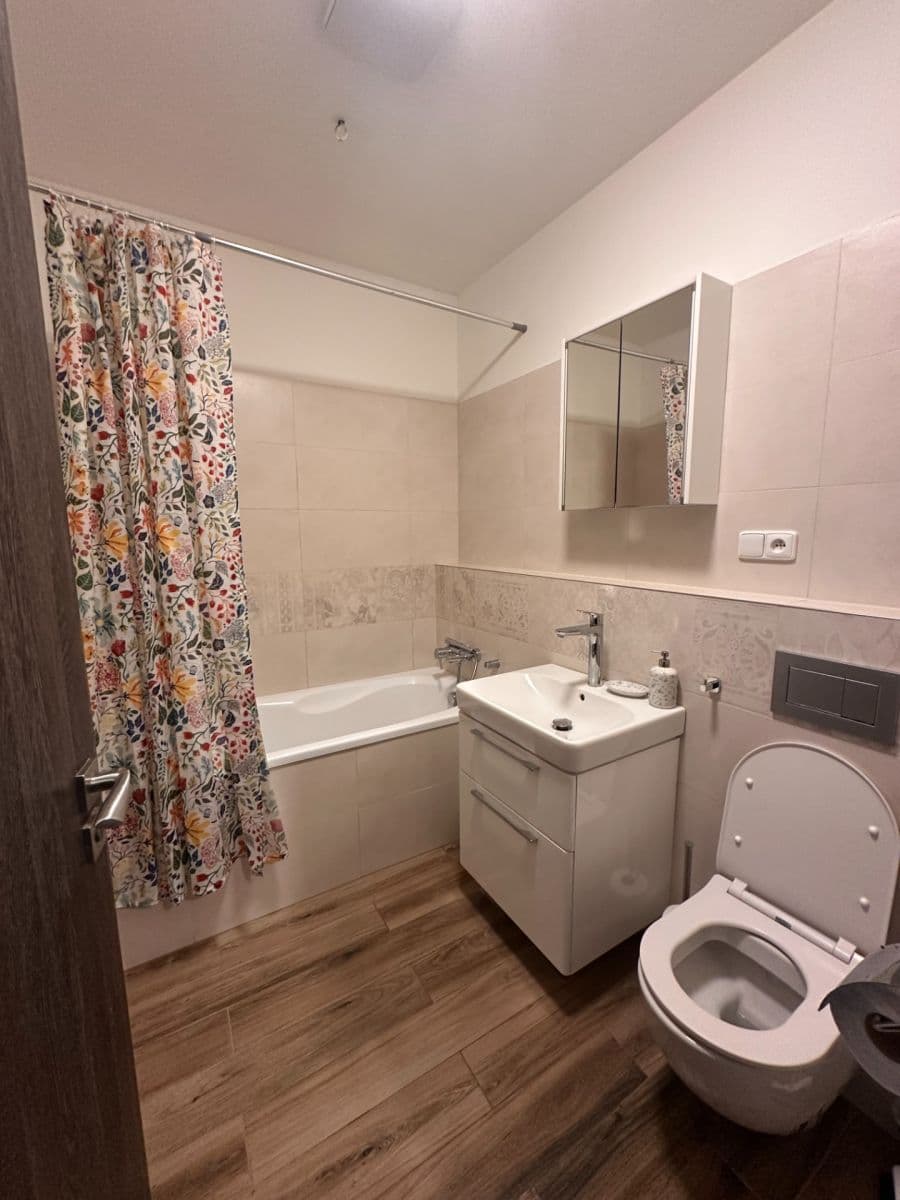 Prenájom bytu 2-izbový 63 m², U Pernštejnských, Praha, Praha Prenájom bytu 2-izbový 63 m², U Pernštejnských, Praha, Praha
