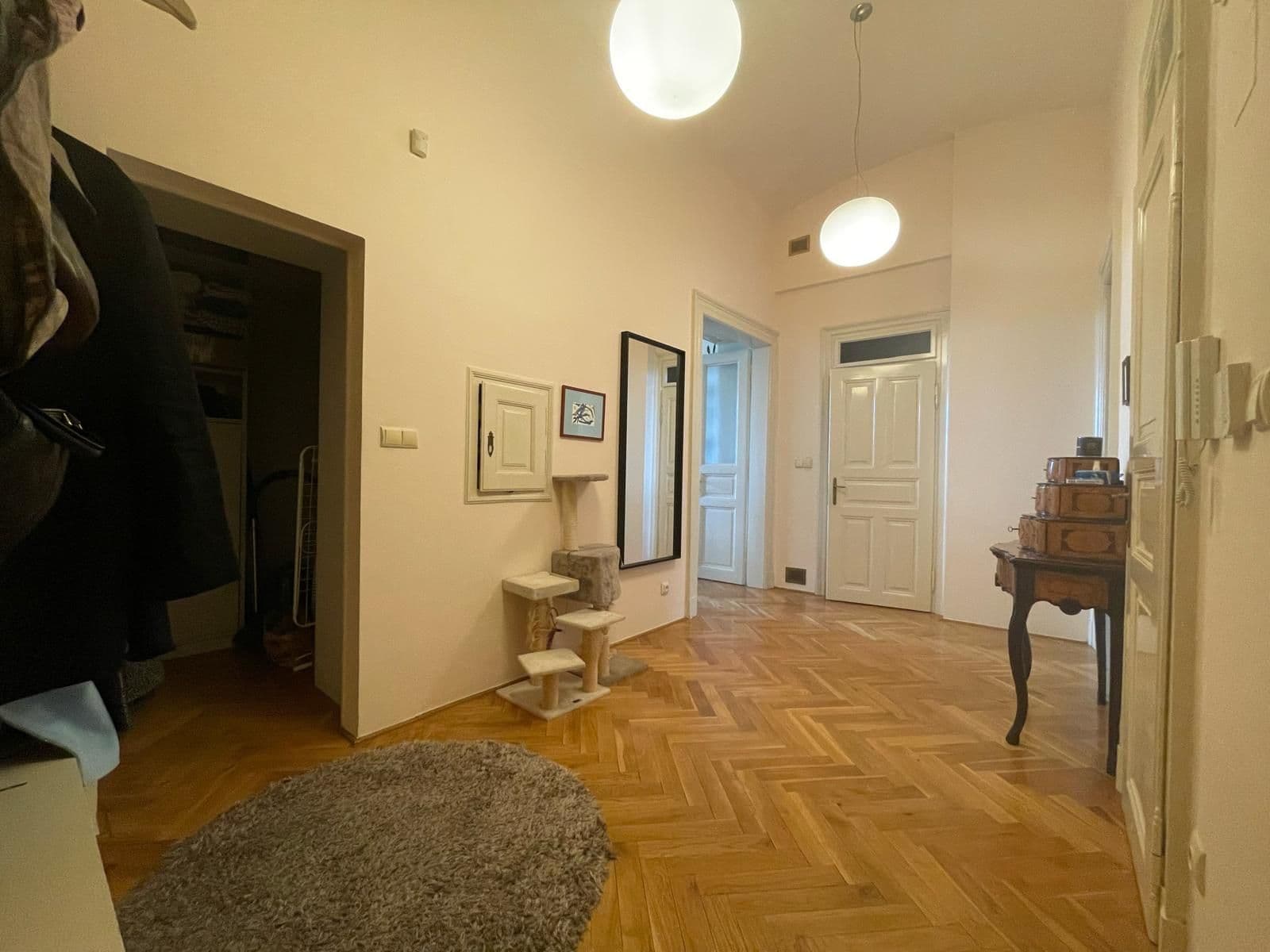 Prenájom bytu 3-izbový 85 m², Slovenská, Praha, Praha Prenájom bytu 3-izbový 85 m², Slovenská, Praha, Praha