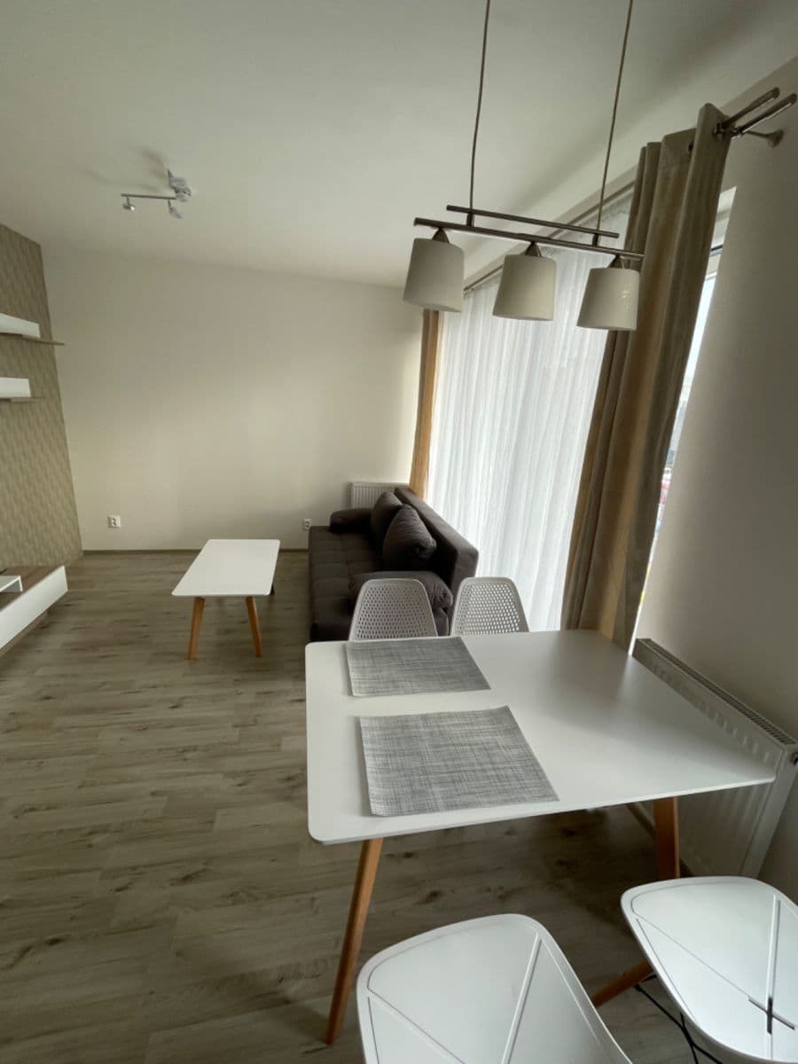 Prenájom bytu 2-izbový 56 m², V Hliníkách, Chrudim, Pardubický kraj Prenájom bytu 2-izbový 56 m², V Hliníkách, Chrudim, Pardubický kraj