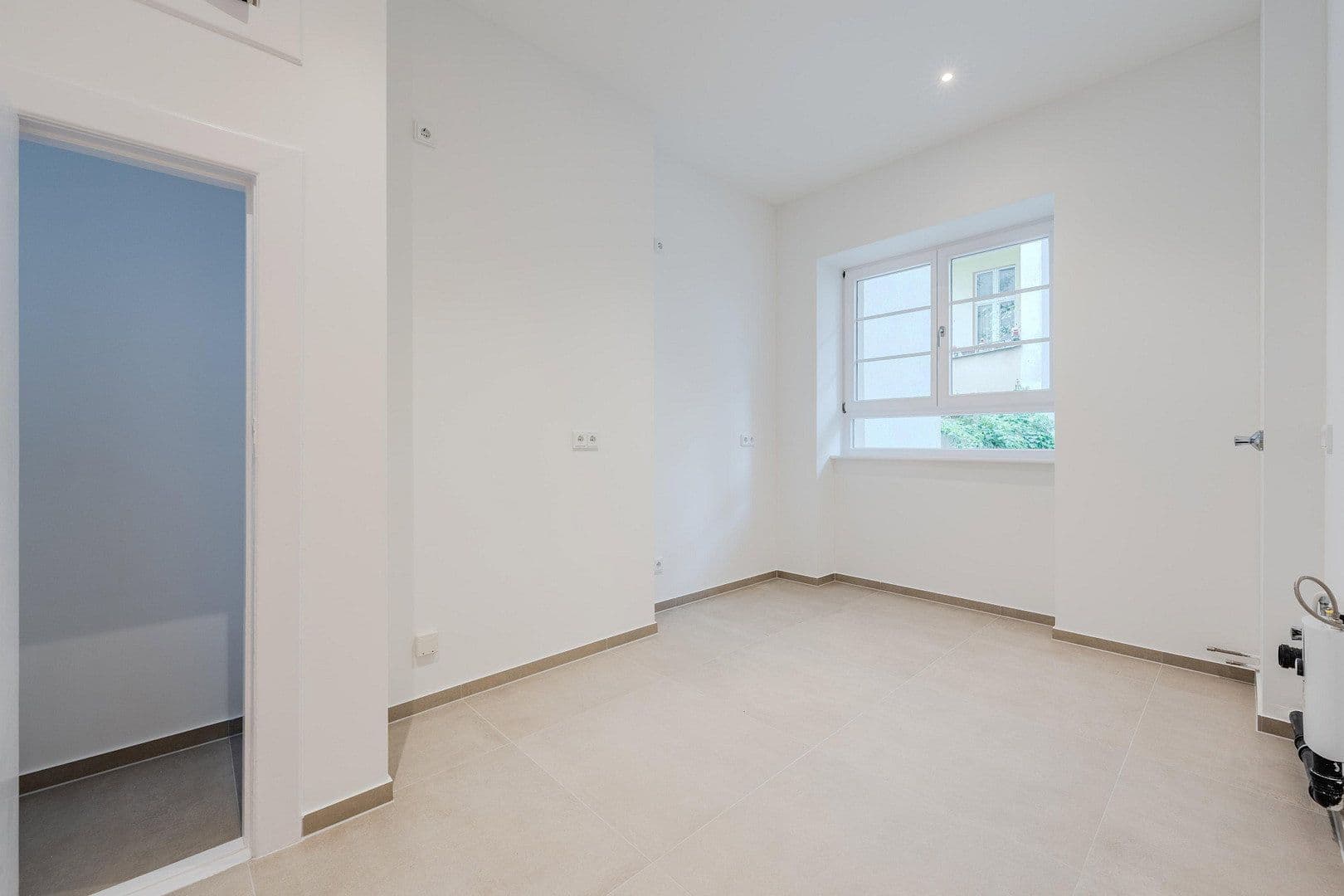 Predaj bytu 4-izbový 128 m², Düsseldorfer Str. 34, Berlin, Berlín Predaj bytu 4-izbový 128 m², Düsseldorfer Str. 34, Berlin, Berlín