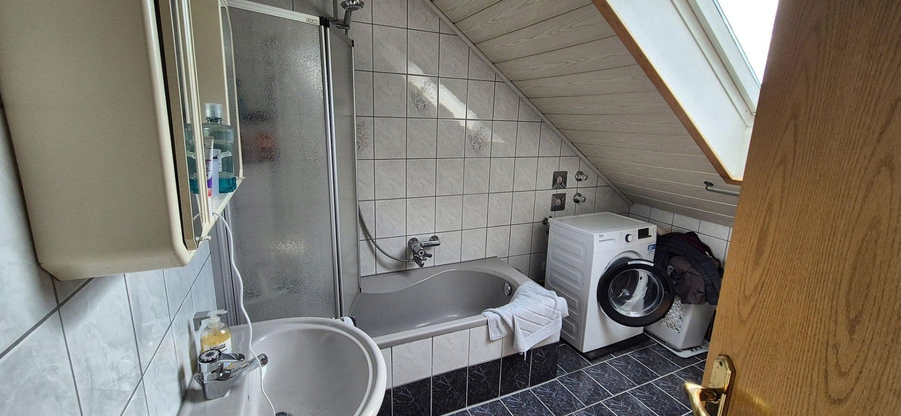 Predaj domu 229 m², pozemok 1.040 m², Biberbach, Bavorsko Predaj domu 229 m², pozemok 1.040 m², Biberbach, Bavorsko