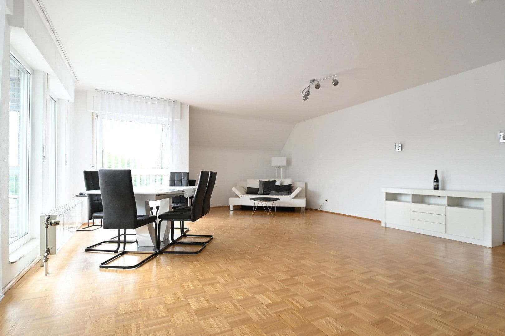 Prenájom bytu 3-izbový 110 m², Frankfurter Str.214, Köln, Severné Porýnie - Westfálsko Prenájom bytu 3-izbový 110 m², Frankfurter Str.214, Köln, Severné Porýnie - Westfálsko