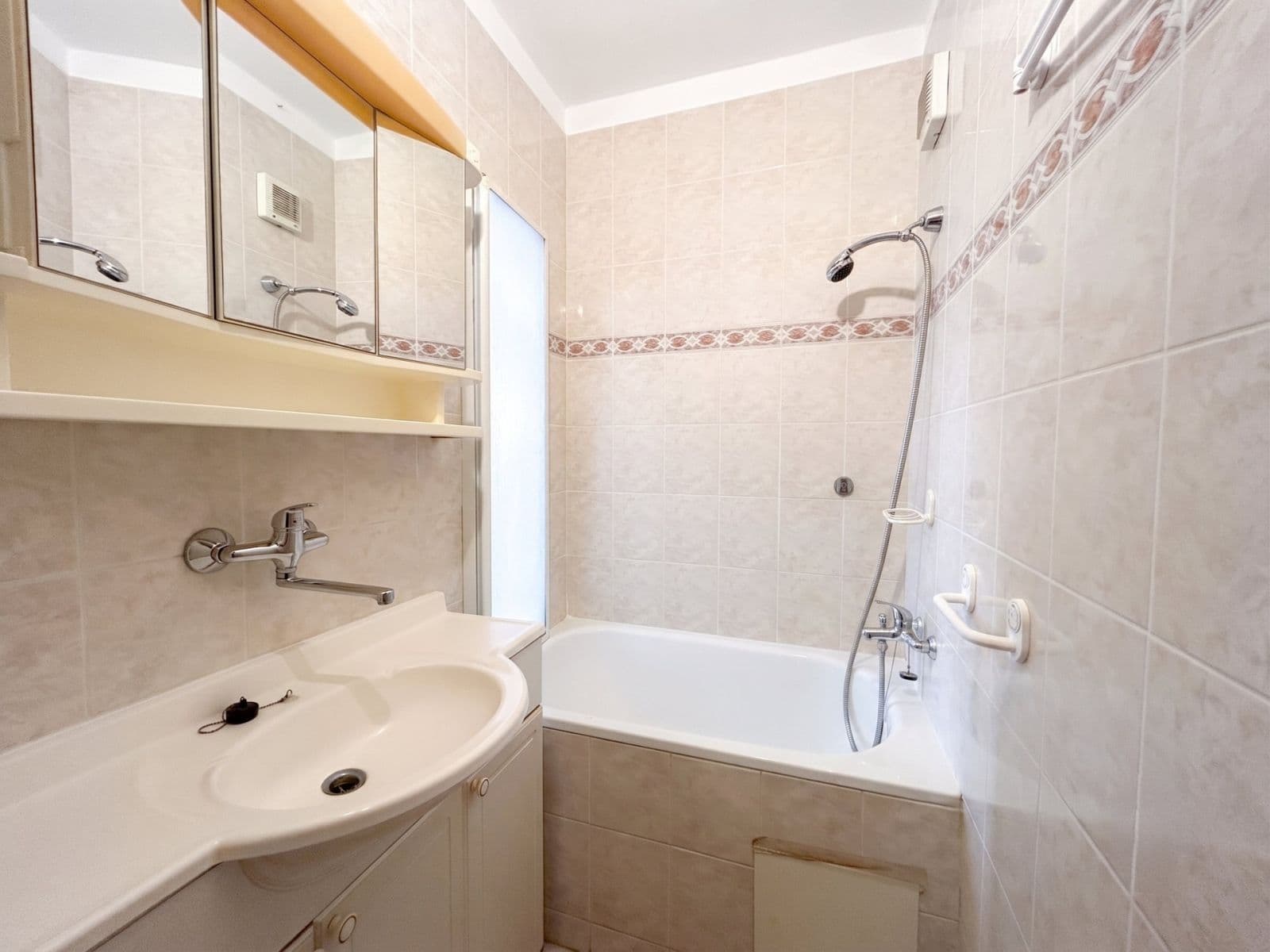 Prenájom bytu 2-izbový 40 m², U Sluncové, Praha, Praha Prenájom bytu 2-izbový 40 m², U Sluncové, Praha, Praha
