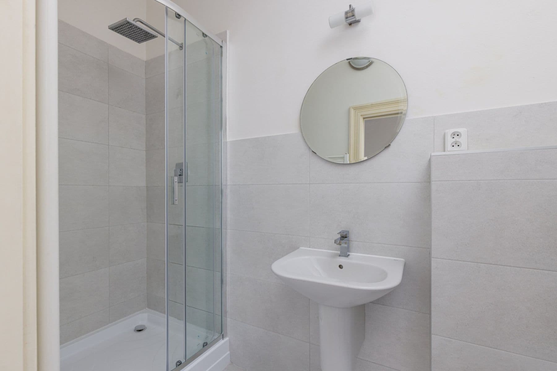 Prenájom bytu 1-izbový 40 m², Kamenická, Praha, Praha Prenájom bytu 1-izbový 40 m², Kamenická, Praha, Praha