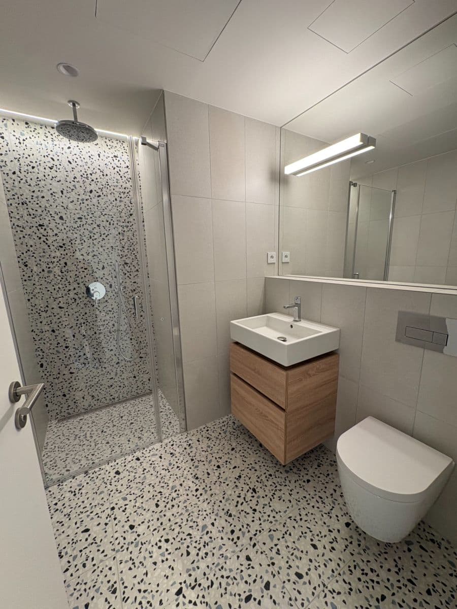 Prenájom bytu 1-izbový 38 m², U Komína, Praha, Praha Prenájom bytu 1-izbový 38 m², U Komína, Praha, Praha