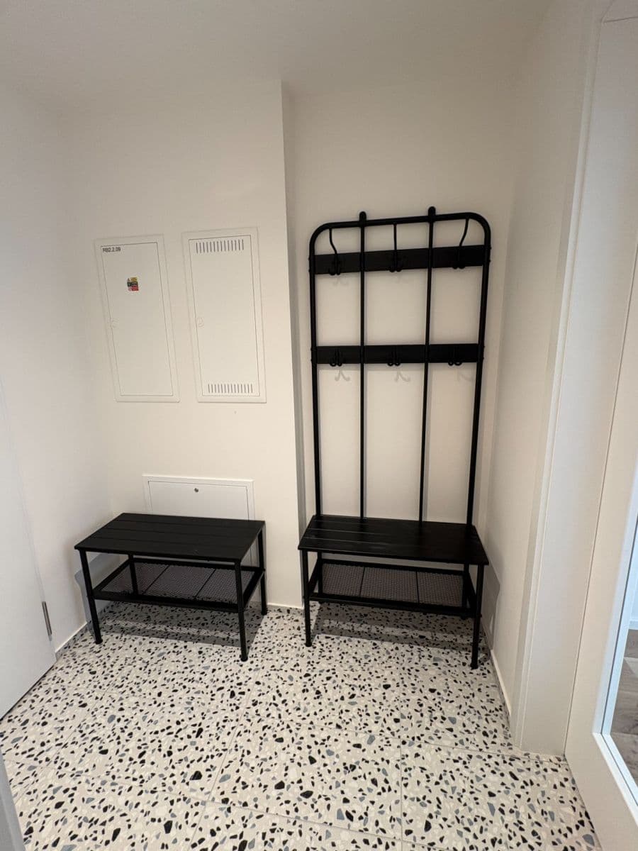 Prenájom bytu 1-izbový 38 m², U Komína, Praha, Praha Prenájom bytu 1-izbový 38 m², U Komína, Praha, Praha