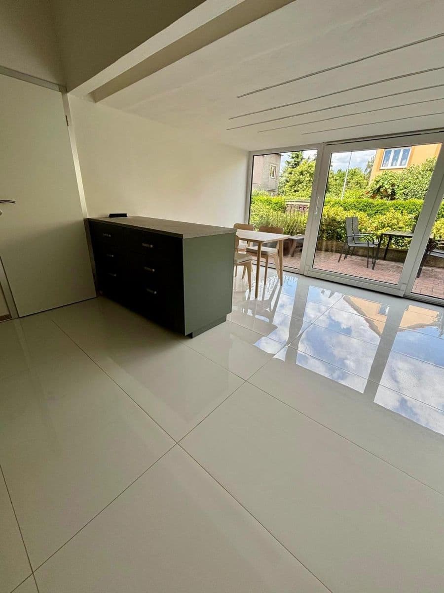 Prenájom bytu 2-izbový 75 m², Slezanů, Praha, Praha Prenájom bytu 2-izbový 75 m², Slezanů, Praha, Praha