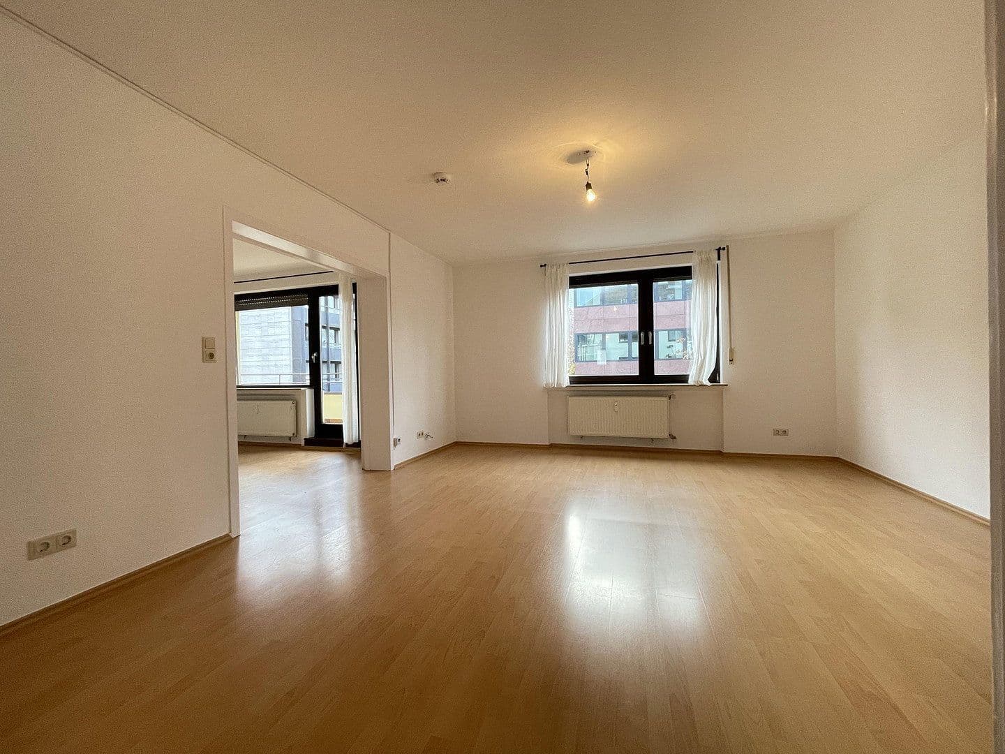 Prenájom bytu 4-izbový 120 m², Wiesenau 21, Frankfurt am Main, Hesensko Prenájom bytu 4-izbový 120 m², Wiesenau 21, Frankfurt am Main, Hesensko
