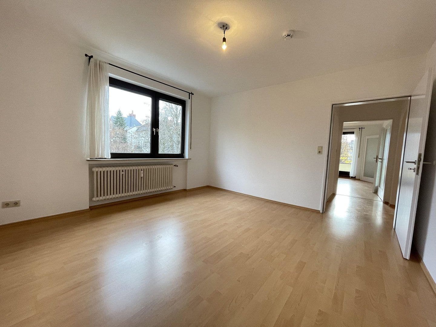Prenájom bytu 4-izbový 120 m², Wiesenau 21, Frankfurt am Main, Hesensko Prenájom bytu 4-izbový 120 m², Wiesenau 21, Frankfurt am Main, Hesensko