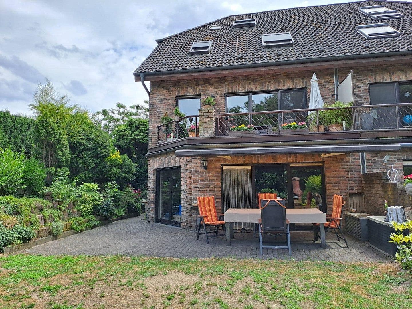 Predaj bytu 3-izbový 105 m², Duisburg, Severné Porýnie - Westfálsko Predaj bytu 3-izbový 105 m², Duisburg, Severné Porýnie - Westfálsko