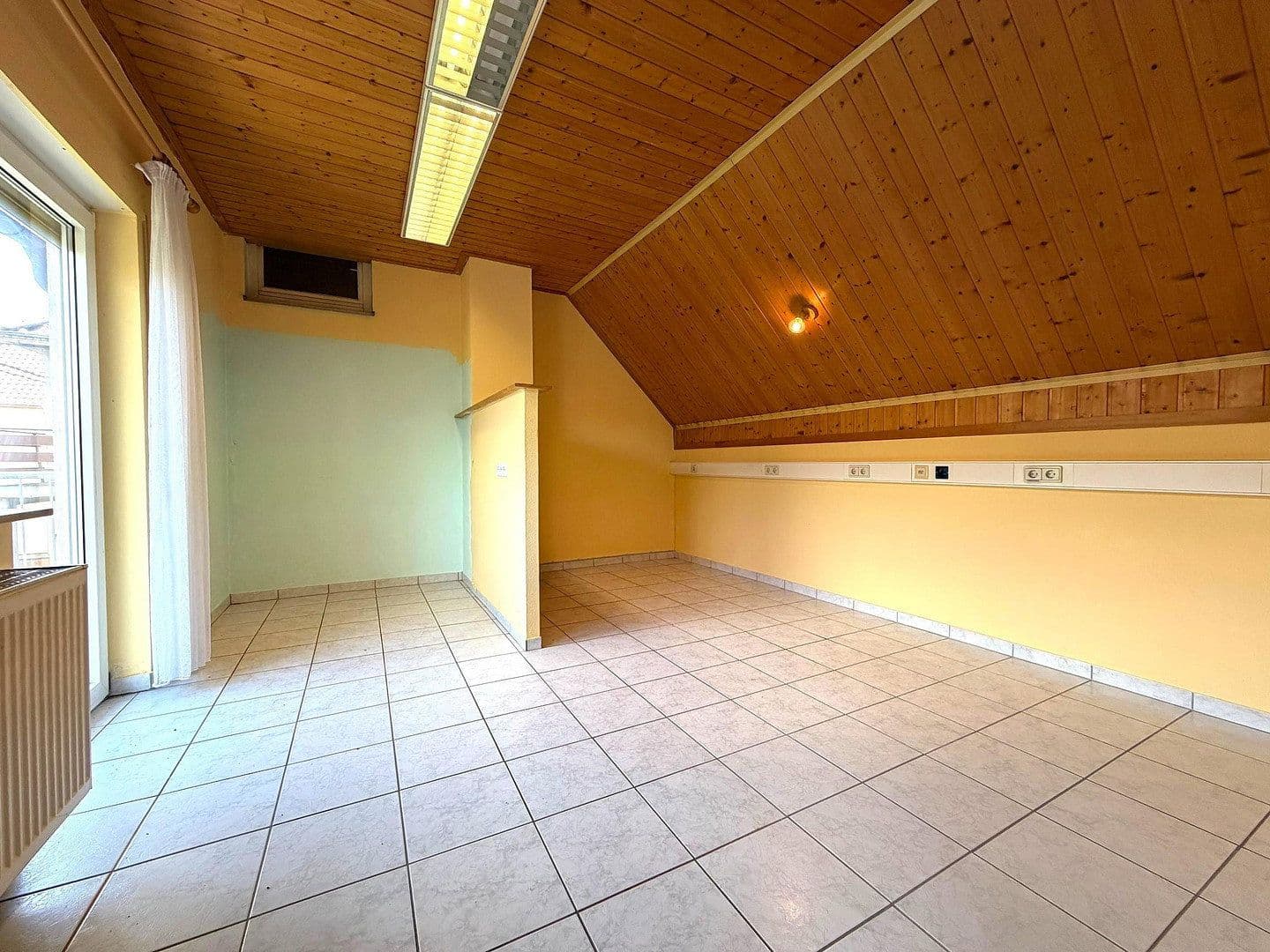 Predaj domu 237 m², pozemek 512 m², Hauptstr. 53, Freisbach, Porýnie-Falcko Predaj domu 237 m², pozemek 512 m², Hauptstr. 53, Freisbach, Porýnie-Falcko