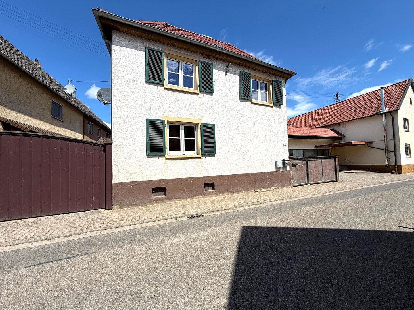 Predaj domu 237 m², pozemek 512 m², Hauptstr. 53, Freisbach, Porýnie-Falcko Predaj domu 237 m², pozemek 512 m², Hauptstr. 53, Freisbach, Porýnie-Falcko