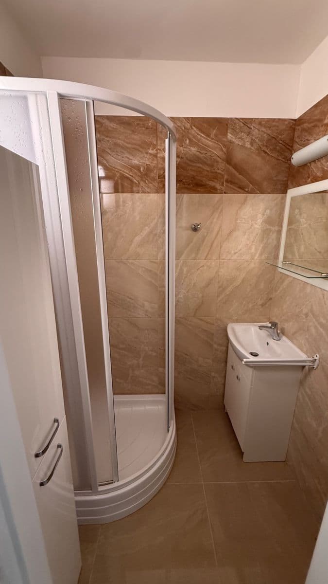 Prenájom bytu 3-izbový 60 m², U zastávky, Praha, Praha Prenájom bytu 3-izbový 60 m², U zastávky, Praha, Praha