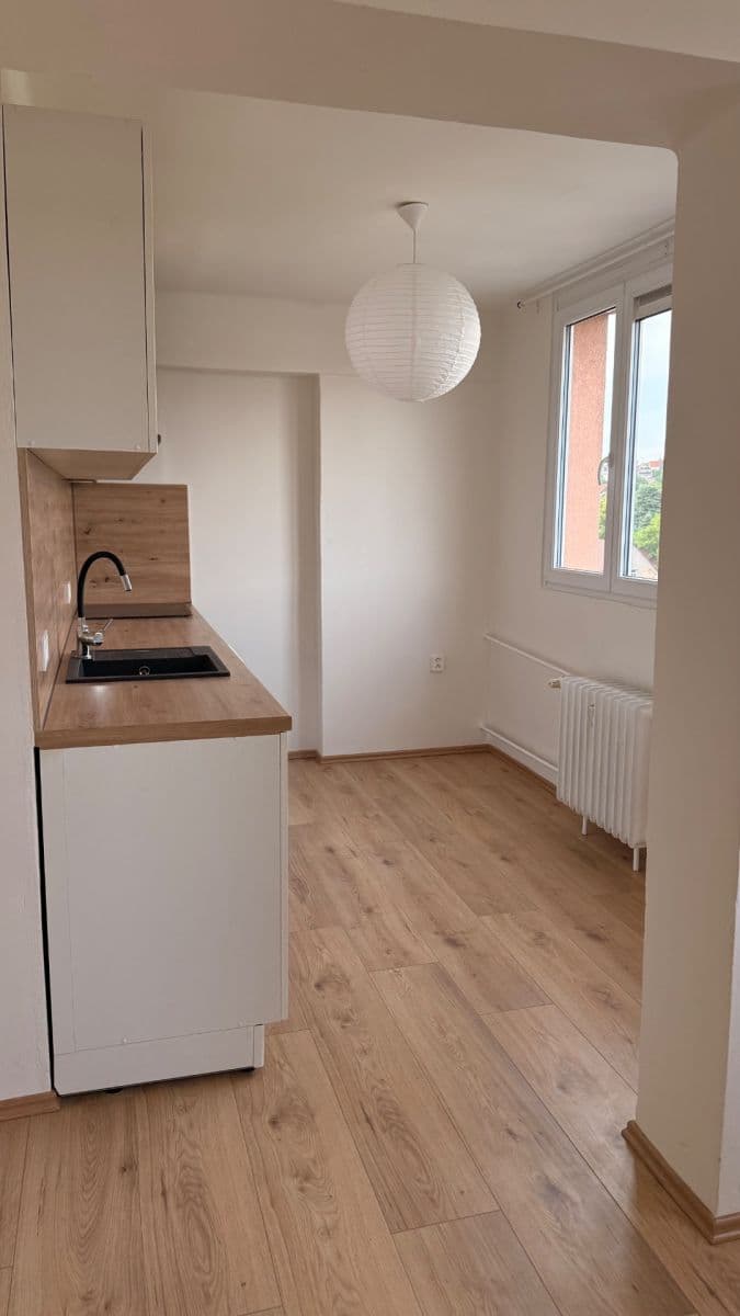 Prenájom bytu 3-izbový 60 m², U zastávky, Praha, Praha Prenájom bytu 3-izbový 60 m², U zastávky, Praha, Praha