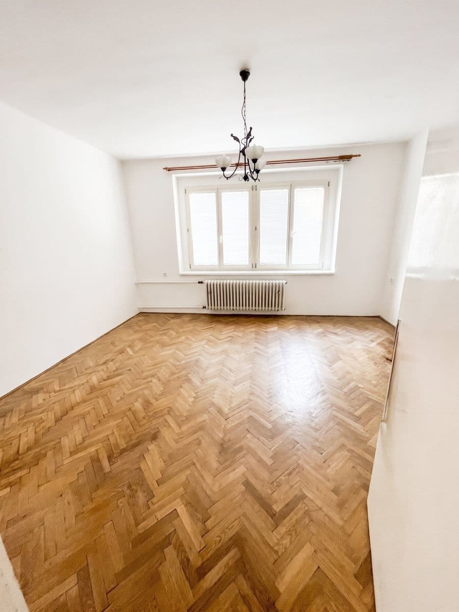 Prenájom bytu 4-izbový 90 m², Barrandova, Kladno, Středočeský kraj Prenájom bytu 4-izbový 90 m², Barrandova, Kladno, Středočeský kraj