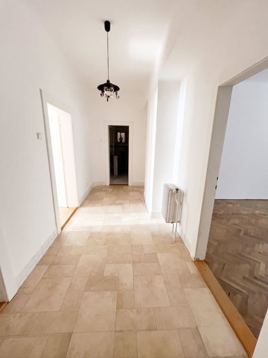 Prenájom bytu 4-izbový 90 m², Barrandova, Kladno, Středočeský kraj Prenájom bytu 4-izbový 90 m², Barrandova, Kladno, Středočeský kraj