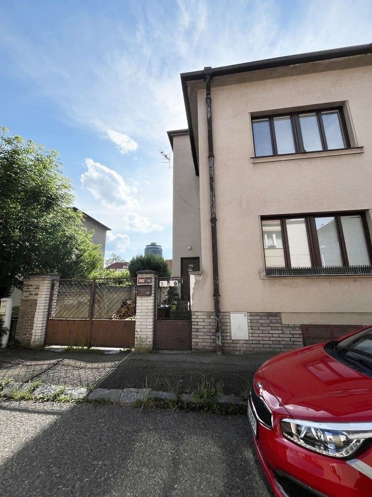 Prenájom bytu 4-izbový 90 m², Barrandova, Kladno, Středočeský kraj Prenájom bytu 4-izbový 90 m², Barrandova, Kladno, Středočeský kraj