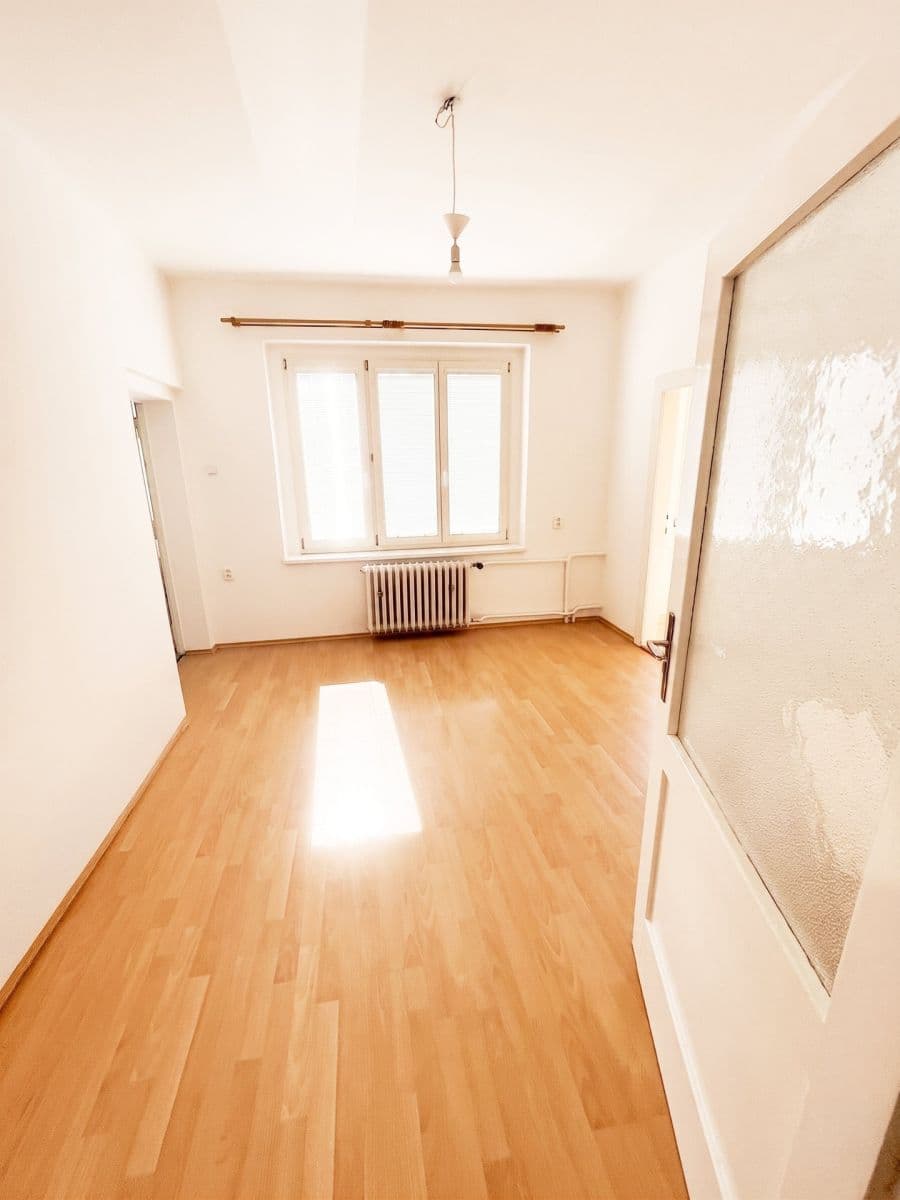Prenájom bytu 4-izbový 90 m², Barrandova, Kladno, Středočeský kraj Prenájom bytu 4-izbový 90 m², Barrandova, Kladno, Středočeský kraj