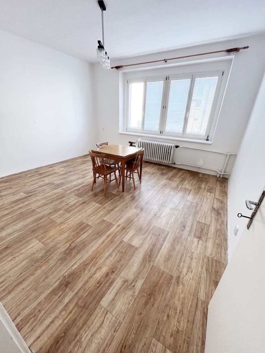 Prenájom bytu 4-izbový 90 m², Barrandova, Kladno, Středočeský kraj Prenájom bytu 4-izbový 90 m², Barrandova, Kladno, Středočeský kraj