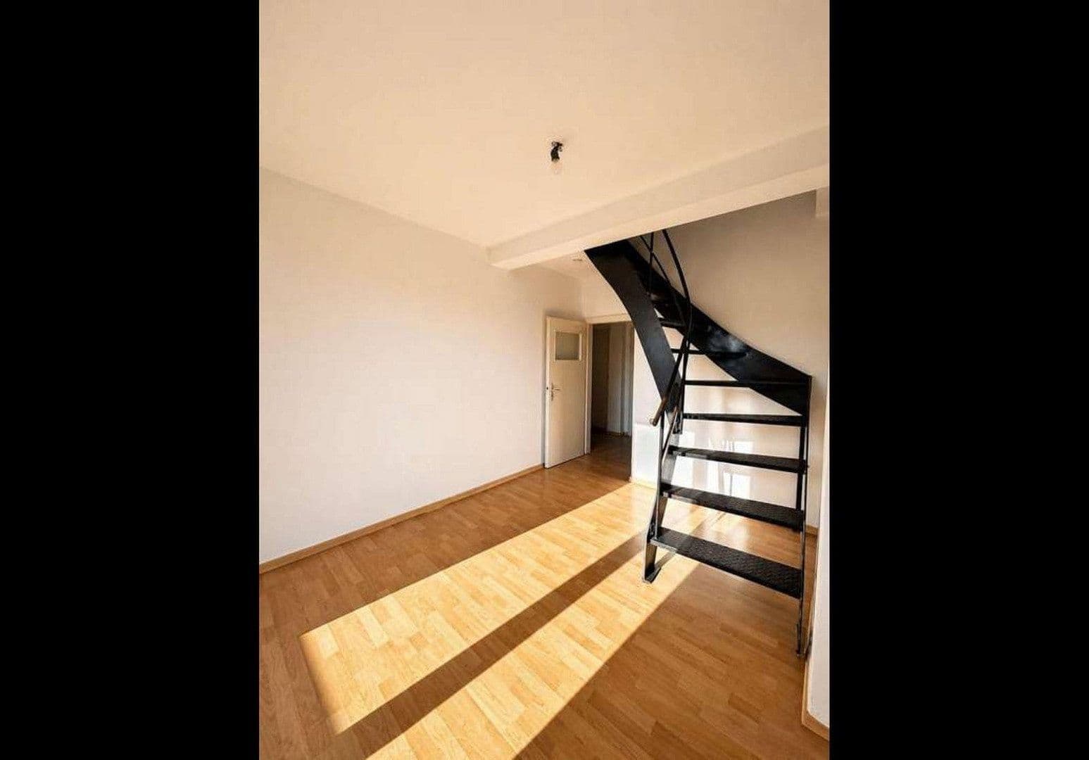 Prenájom bytu 4-izbový 105 m², Yorckstr, Düsseldorf, Severné Porýnie - Westfálsko Prenájom bytu 4-izbový 105 m², Yorckstr, Düsseldorf, Severné Porýnie - Westfálsko