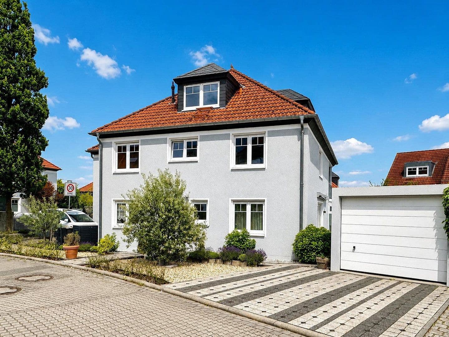 Predaj domu 207 m², pozemek 328 m², Bad Vilbel, Hesensko Predaj domu 207 m², pozemek 328 m², Bad Vilbel, Hesensko
