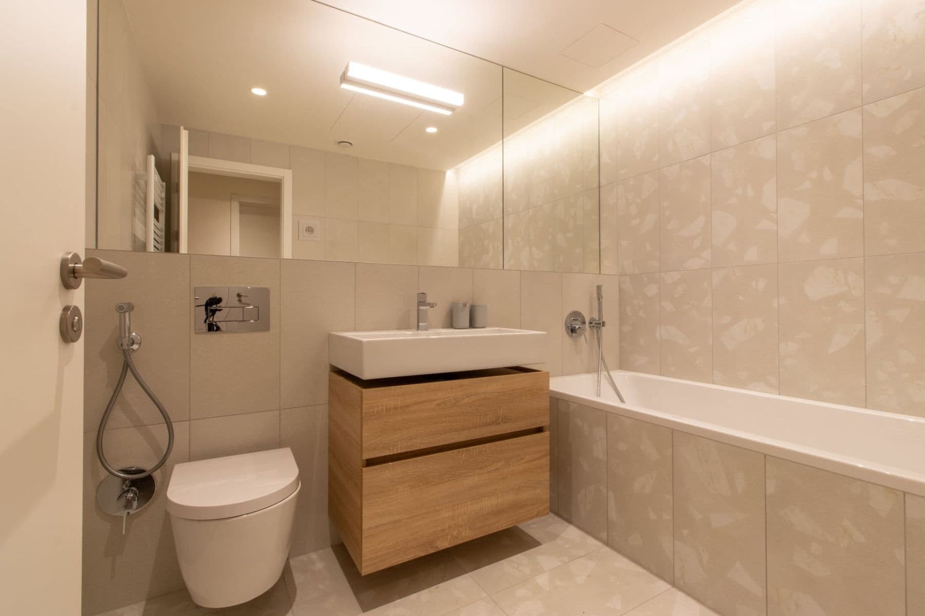 Prenájom bytu 3-izbový 82 m², U Komína, Praha, Praha Prenájom bytu 3-izbový 82 m², U Komína, Praha, Praha