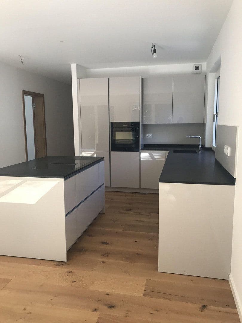 Prenájom bytu 4-izbový 146 m², Dreieich, Hesensko Prenájom bytu 4-izbový 146 m², Dreieich, Hesensko