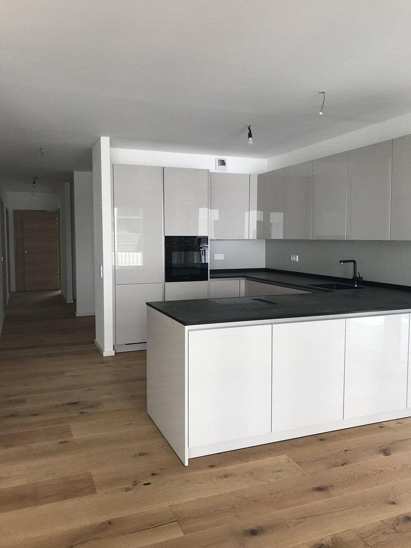 Prenájom bytu 4-izbový 146 m², Dreieich, Hesensko Prenájom bytu 4-izbový 146 m², Dreieich, Hesensko