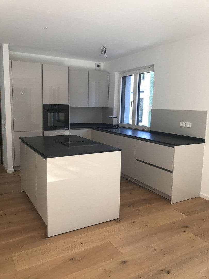 Prenájom bytu 4-izbový 146 m², Dreieich, Hesensko Prenájom bytu 4-izbový 146 m², Dreieich, Hesensko
