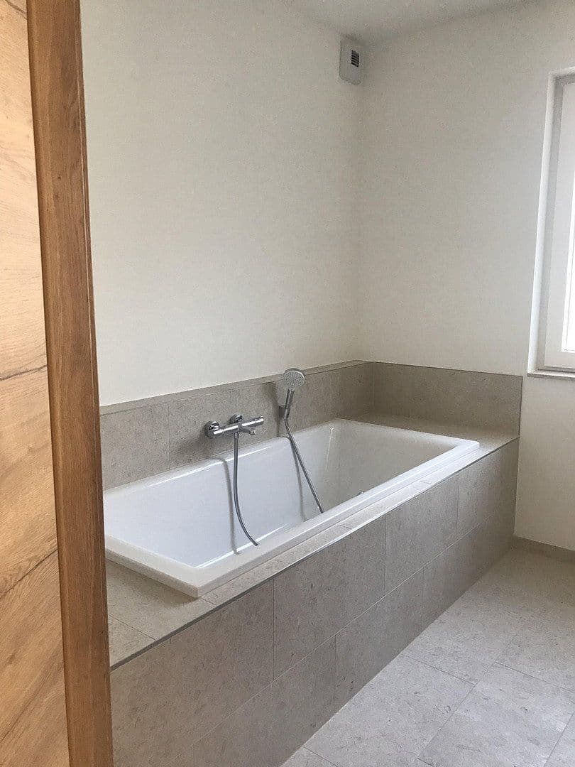 Prenájom bytu 4-izbový 146 m², Dreieich, Hesensko Prenájom bytu 4-izbový 146 m², Dreieich, Hesensko
