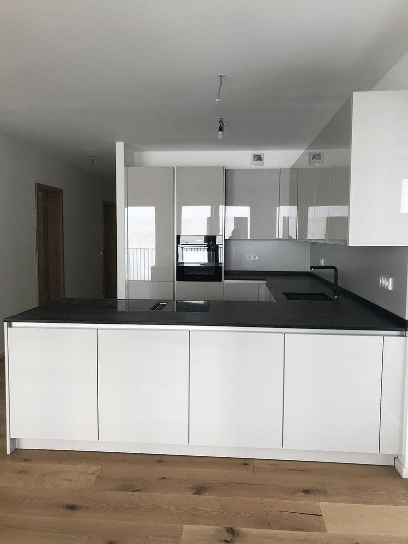 Prenájom bytu 4-izbový 146 m², Dreieich, Hesensko Prenájom bytu 4-izbový 146 m², Dreieich, Hesensko
