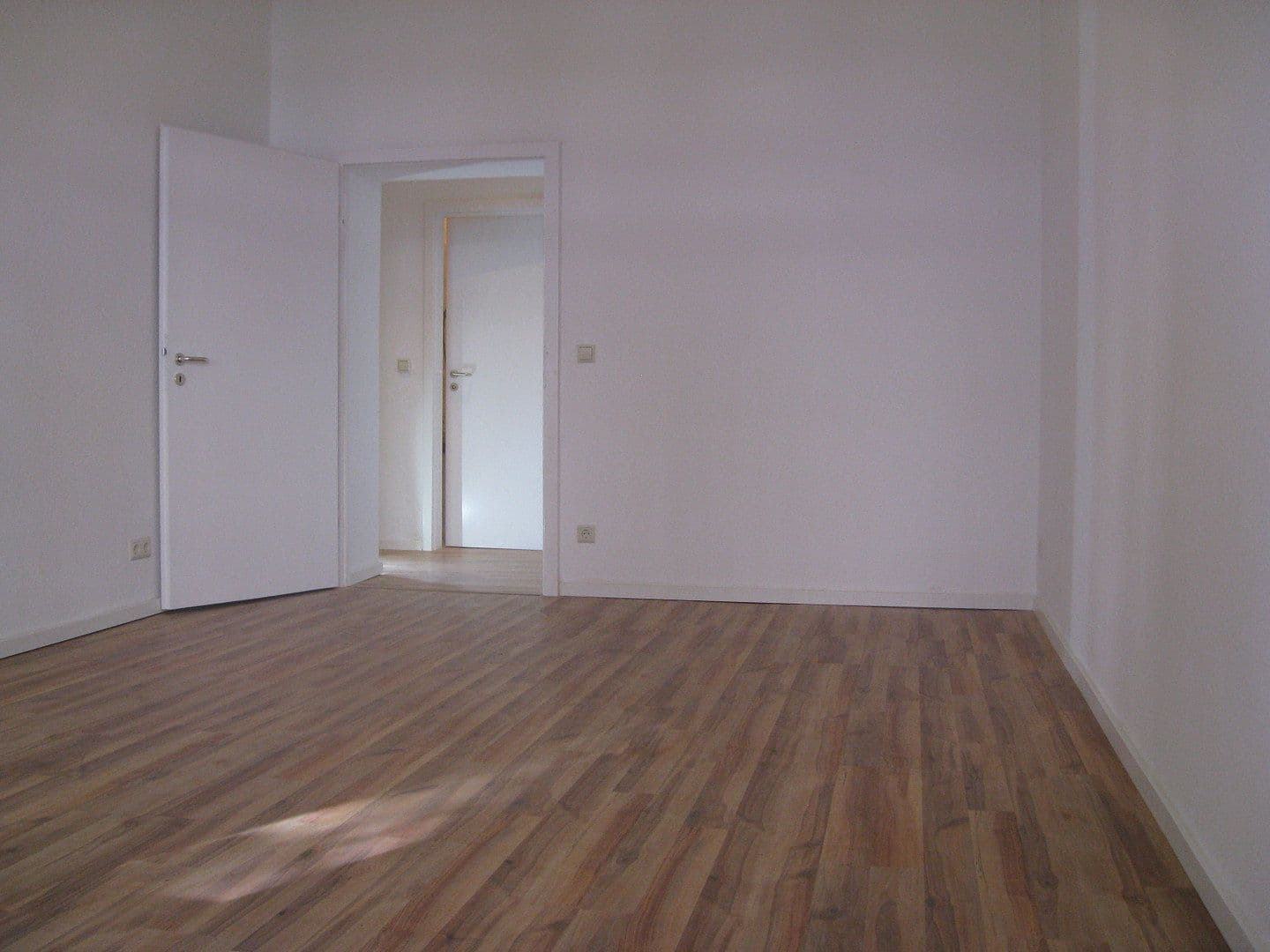 Prenájom bytu 2-izbový 62 m², Giselastr.34, Berlin, Berlín Prenájom bytu 2-izbový 62 m², Giselastr.34, Berlin, Berlín