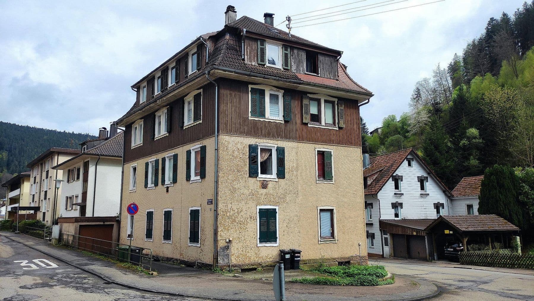 Predaj domu 240 m², pozemek 184 m², Hohenlohestr. 75, Bad Wildbad, Bádensko-Wurttembersko Predaj domu 240 m², pozemek 184 m², Hohenlohestr. 75, Bad Wildbad, Bádensko-Wurttembersko