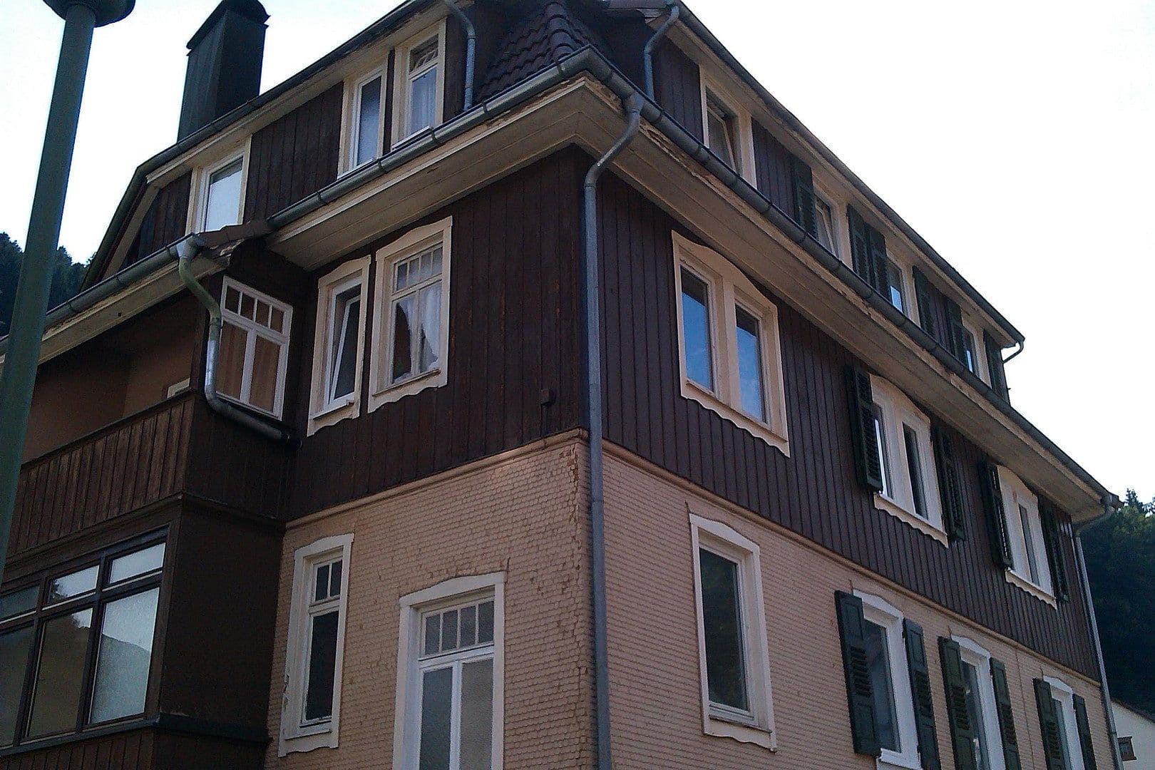 Predaj domu 240 m², pozemek 184 m², Hohenlohestr. 75, Bad Wildbad, Bádensko-Wurttembersko Predaj domu 240 m², pozemek 184 m², Hohenlohestr. 75, Bad Wildbad, Bádensko-Wurttembersko