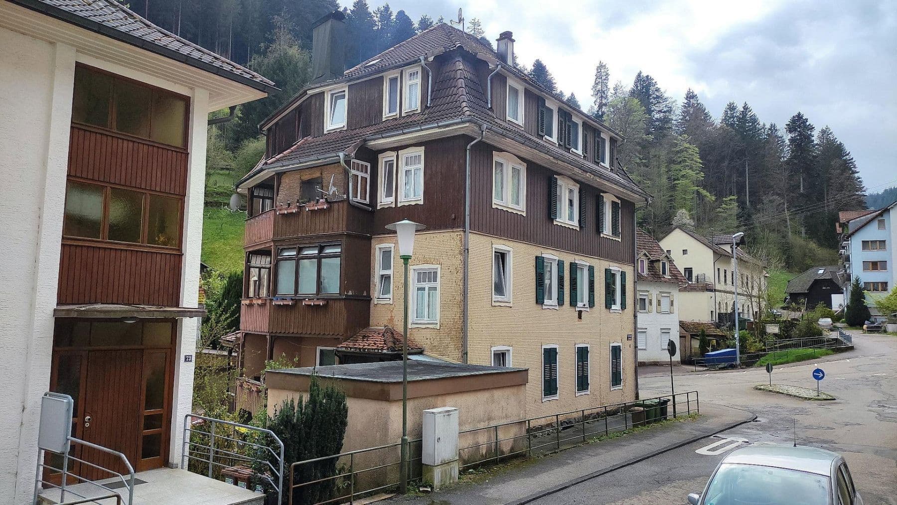 Predaj domu 240 m², pozemek 184 m², Hohenlohestr. 75, Bad Wildbad, Bádensko-Wurttembersko Predaj domu 240 m², pozemek 184 m², Hohenlohestr. 75, Bad Wildbad, Bádensko-Wurttembersko
