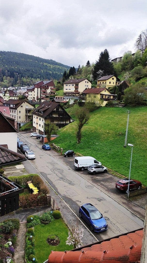 Predaj domu 240 m², pozemek 184 m², Hohenlohestr. 75, Bad Wildbad, Bádensko-Wurttembersko Predaj domu 240 m², pozemek 184 m², Hohenlohestr. 75, Bad Wildbad, Bádensko-Wurttembersko