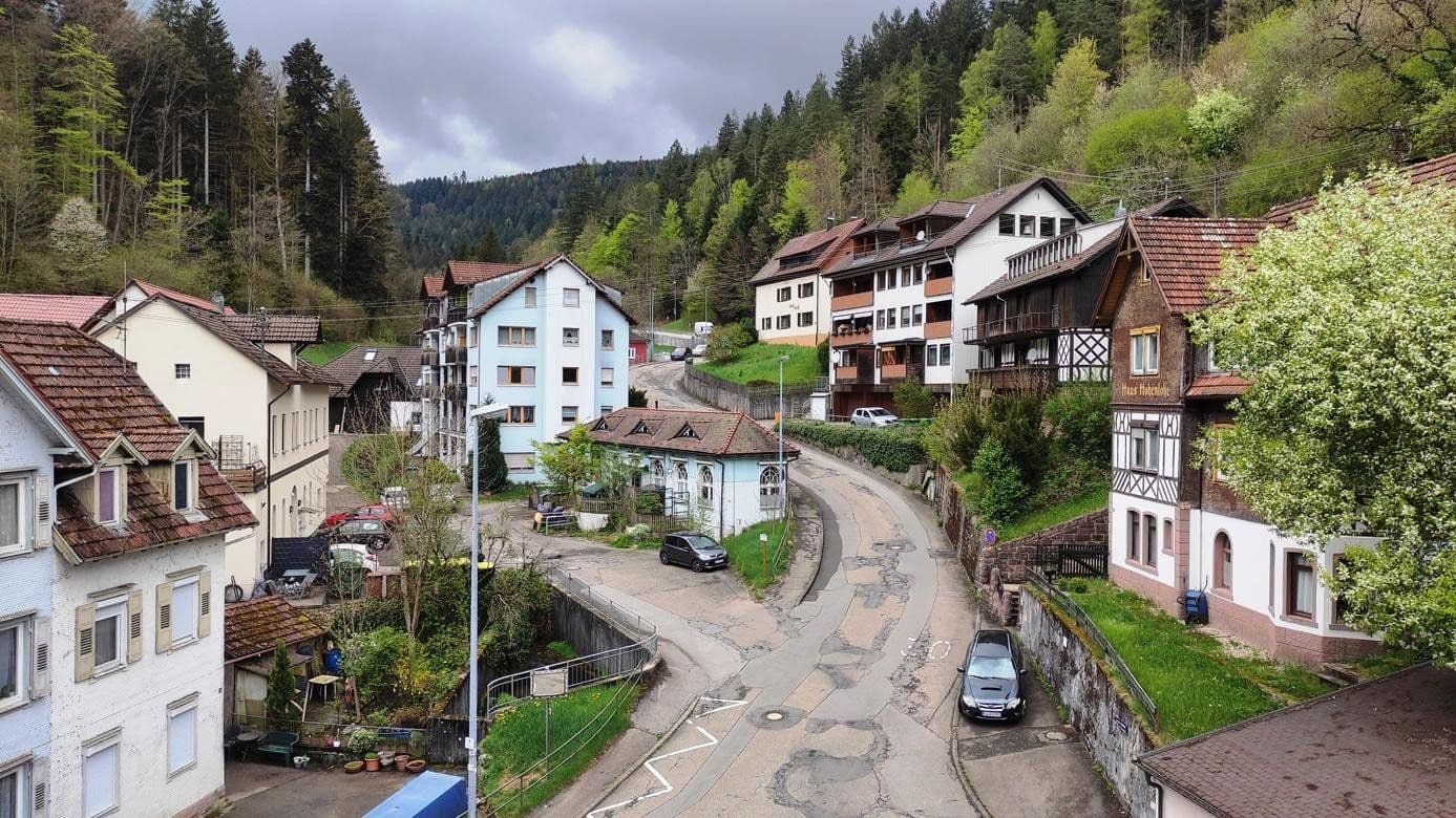 Predaj domu 240 m², pozemek 184 m², Hohenlohestr. 75, Bad Wildbad, Bádensko-Wurttembersko Predaj domu 240 m², pozemek 184 m², Hohenlohestr. 75, Bad Wildbad, Bádensko-Wurttembersko