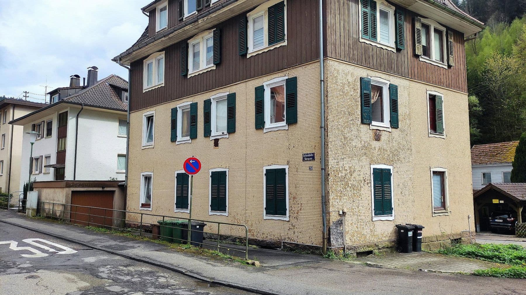 Predaj domu 240 m², pozemek 184 m², Hohenlohestr. 75, Bad Wildbad, Bádensko-Wurttembersko Predaj domu 240 m², pozemek 184 m², Hohenlohestr. 75, Bad Wildbad, Bádensko-Wurttembersko