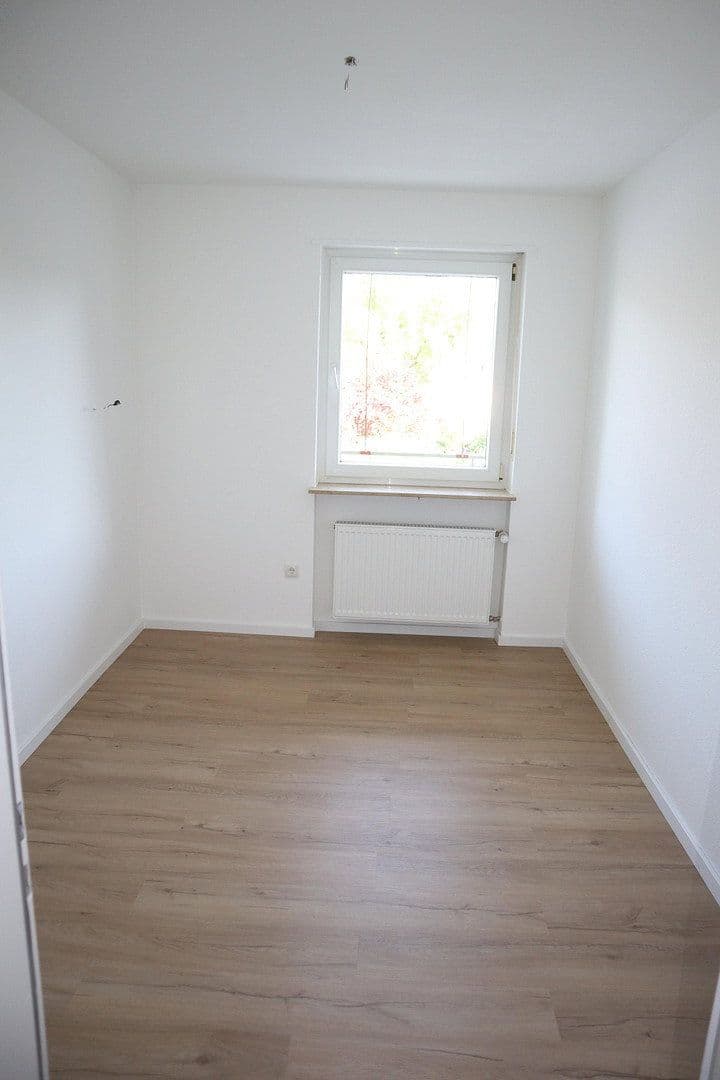 Prenájom bytu 4-izbový 80 m², Ludwigshafen, Porýnie-Falcko Prenájom bytu 4-izbový 80 m², Ludwigshafen, Porýnie-Falcko