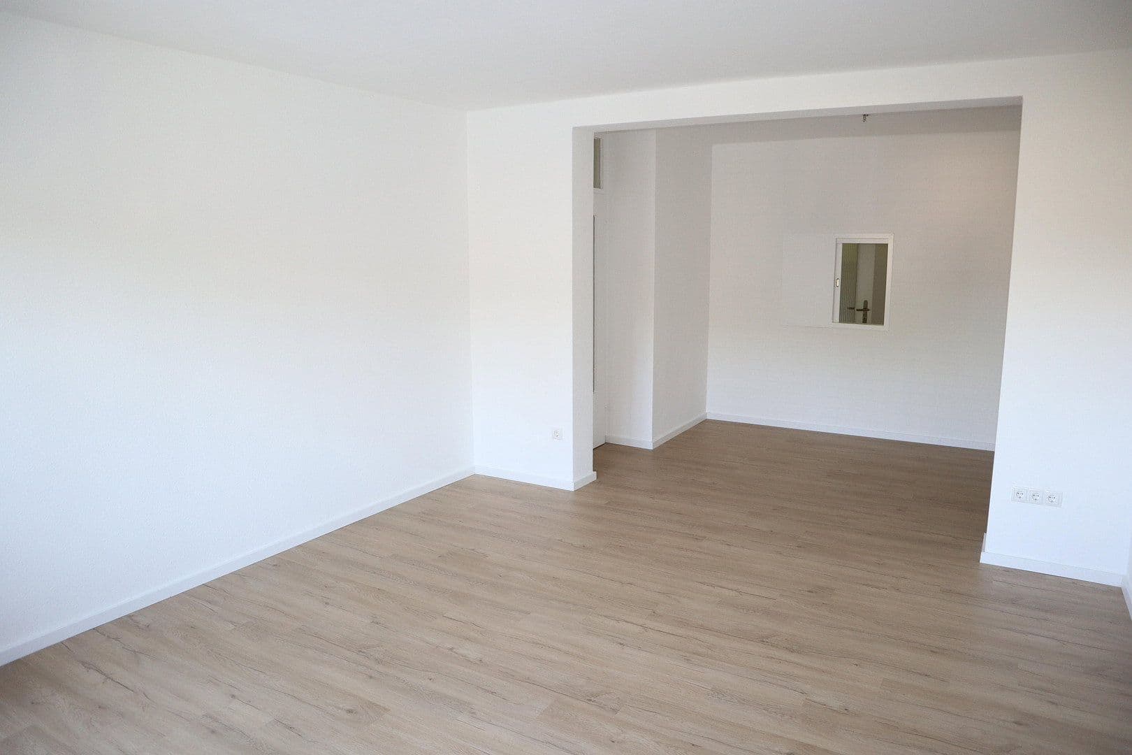 Prenájom bytu 4-izbový 80 m², Ludwigshafen, Porýnie-Falcko Prenájom bytu 4-izbový 80 m², Ludwigshafen, Porýnie-Falcko