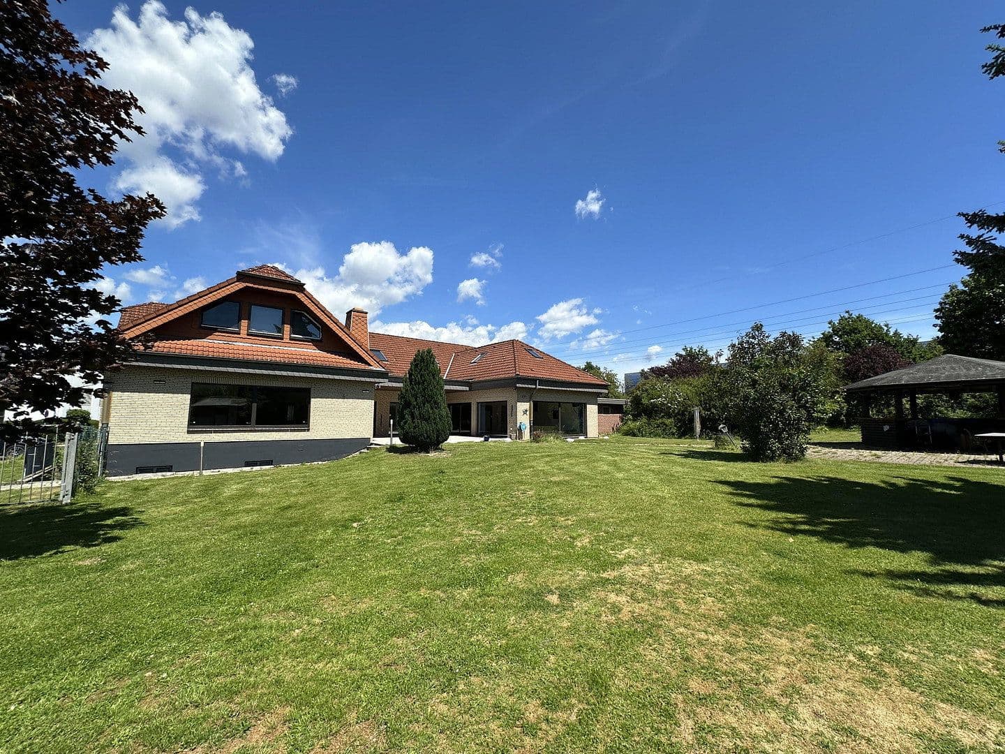 Predaj domu 300 m², pozemek 3.400 m², An den Lindenbäumen 58, Fuldabrück, Hesensko Predaj domu 300 m², pozemek 3.400 m², An den Lindenbäumen 58, Fuldabrück, Hesensko