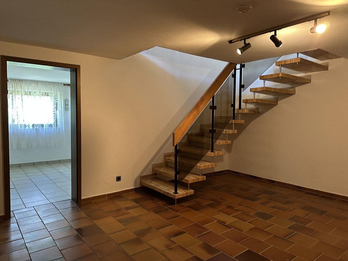 Predaj domu 300 m², pozemek 3.400 m², An den Lindenbäumen 58, Fuldabrück, Hesensko Predaj domu 300 m², pozemek 3.400 m², An den Lindenbäumen 58, Fuldabrück, Hesensko