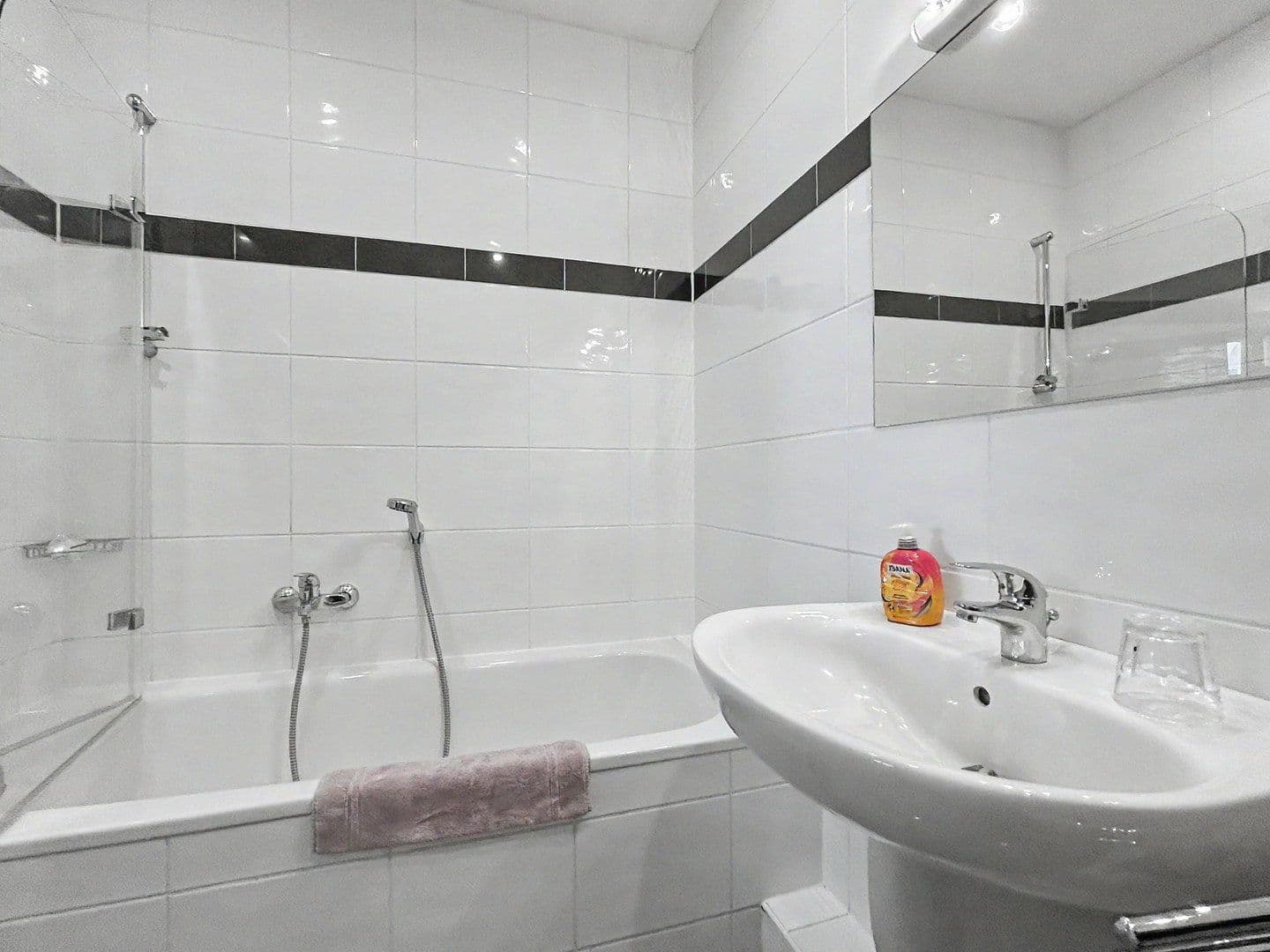 Prenájom bytu 1-izbový 40 m², Neusser Straße 695, Köln, Severné Porýnie - Westfálsko Prenájom bytu 1-izbový 40 m², Neusser Straße 695, Köln, Severné Porýnie - Westfálsko
