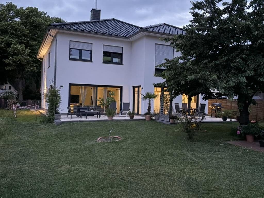 Predaj domu 267 m², pozemek 1.288 m², Falkensee, Brandenbursko Predaj domu 267 m², pozemek 1.288 m², Falkensee, Brandenbursko